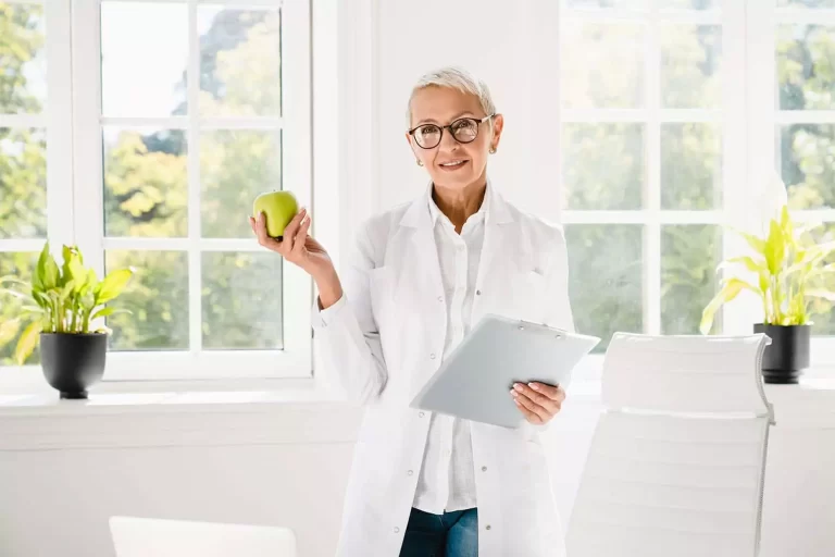 Imagem retratando um nutricionista clínico oferecendo orientação personalizada para a melhoria da saúde